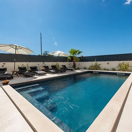 Niksun Zadarvillas * ביבינייה