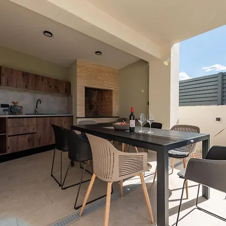 Niksun Zadarvillas * ביבינייה