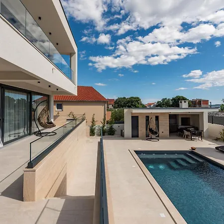 Niksun Zadarvillas * ביבינייה